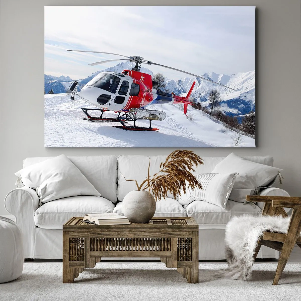 Lærredstryk - Billede på lærred - En rød helikopter mod et snedækket bjerglandskab. - 70x50cm - Altid klar - Moderne vægdekoration til stue og soveværelse ARTTOR