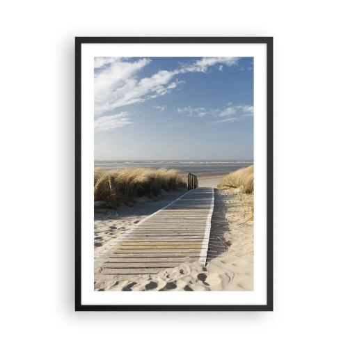 Plakat i sort ramme - Strandsti gennem klitterne med blå himmel - 50x70cm - Bag klitten, i græssets summen - Moderne vægdekoration til stue og soveværelse ARTTOR