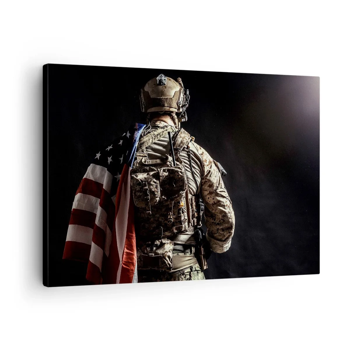 Lærredstryk - Billede på lærred - En soldat i uniform med et flag mod en mørk baggrund - 70x50cm - Det er grunden til, at - Moderne vægdekoration til stue og soveværelse ARTTOR