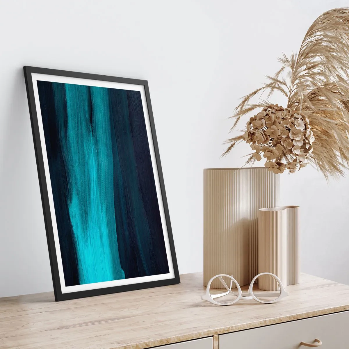 Plakat i sort ramme - En abstrakt komposition i nuancer af sort og turkis - 50x70cm - Svøm med strømmen - Moderne vægdekoration til stue og soveværelse ARTTOR