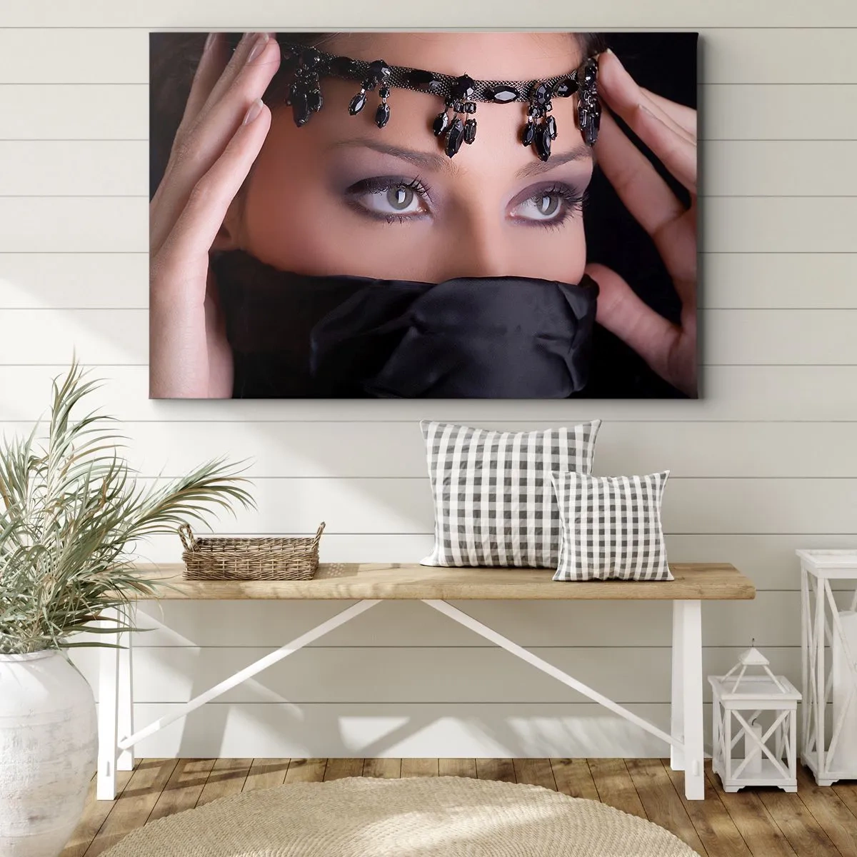 Lærredstryk - Billede på lærred - Portræt af en kvinde med dekorative smykker mod en sort baggrund - 70x50cm - Orientalsk fristende mysterium - Moderne vægdekoration til stue og soveværelse ARTTOR