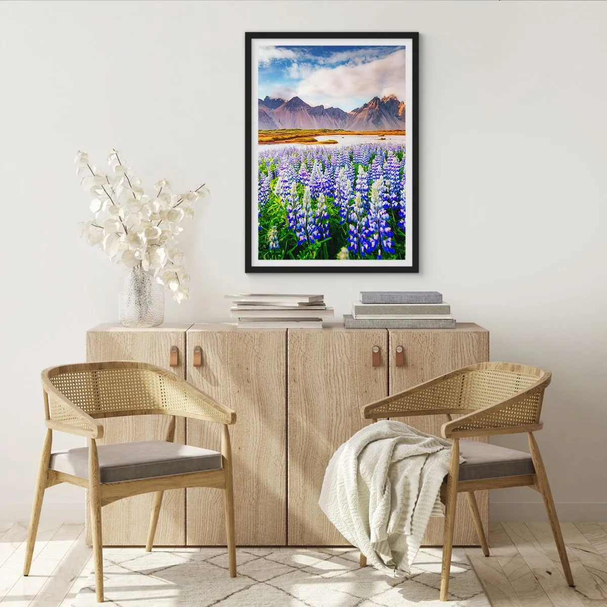 Plakat i sort ramme - En mark med lupiner med bjerge i baggrunden - 50x70cm - Styrke og strenghed ved siden af blidhed - Moderne vægdekoration til stue og soveværelse ARTTOR