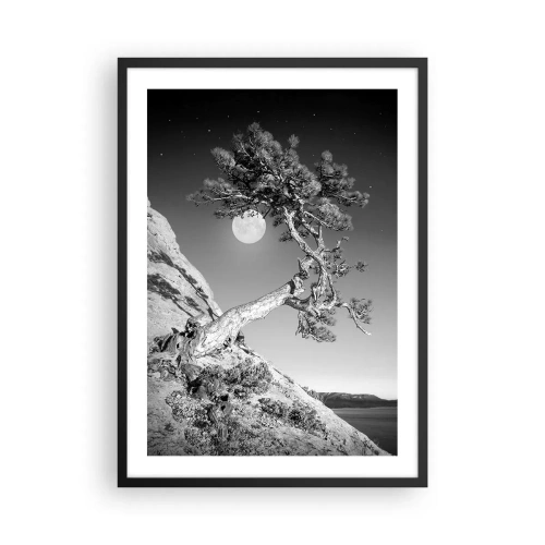 Plakat i sort ramme - Et ensomt træ på en bakke med en fuldmåne i baggrunden, et natlandskab - 50x70cm - Den sejrrige kriger - Moderne vægdekoration til stue og soveværelse ARTTOR