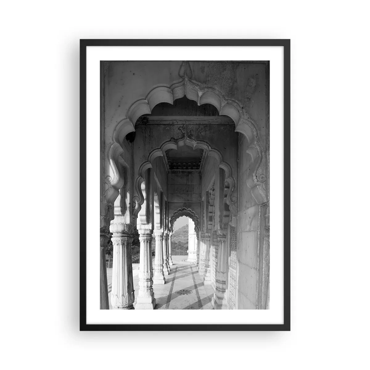 Plakat i sort ramme - Sort-hvidt fotografi af arkitektur med søjler - 50x70cm - Det er her, fortællingerne fra Østen sker - Moderne vægdekoration til stue og soveværelse ARTTOR