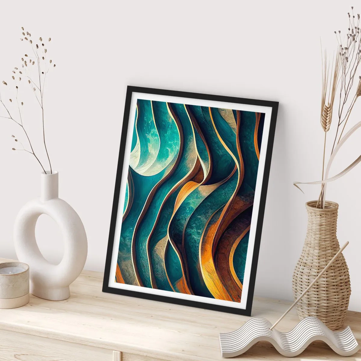 Plakat i sort ramme - En abstrakt komposition af bølgede former i turkise nuancer. - 50x70cm - Slyngninger af blåt - Moderne vægdekoration til stue og soveværelse ARTTOR