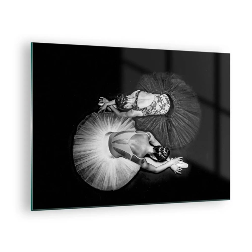 Billede på glas - To ballerinaer i hvilestilling iført sorte og hvide tutuer - 70x50cm - Yin og yang - den perfekte balance - Moderne vægdekoration til stue og soveværelse ARTTOR