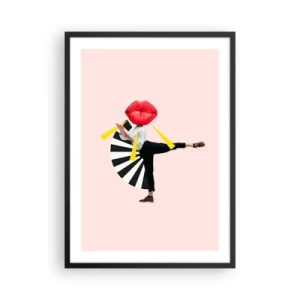 Plakat i sort ramme - En surrealistisk komposition med læber og geometriske elementer på en lyserød baggrund. - 50x70cm - Surrealistisk popkunst - Moderne vægdekoration til stue og soveværelse ARTTOR