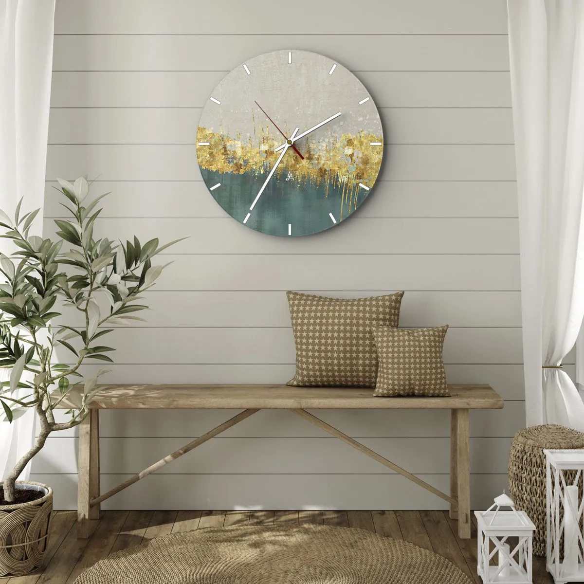Vægur, Uret - En gylden abstrakt linje, der adskiller baggrunden fra det grønne - 30x30cm - Den gyldne grænse - Moderne vægdekoration til stue, køkken og soveværelse ARTTOR
