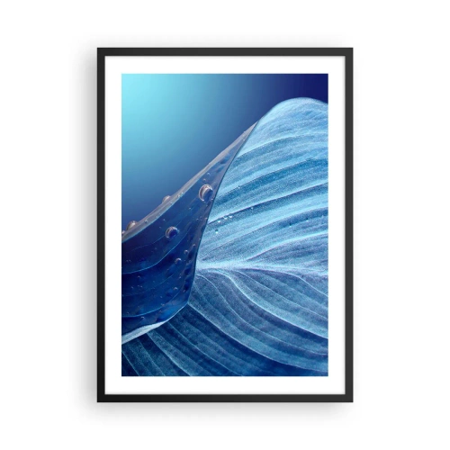 Plakat i sort ramme - Et blad med vanddråber i blå nuancer - 50x70cm - Skjulte dråber af blåt - Moderne vægdekoration til stue og soveværelse ARTTOR