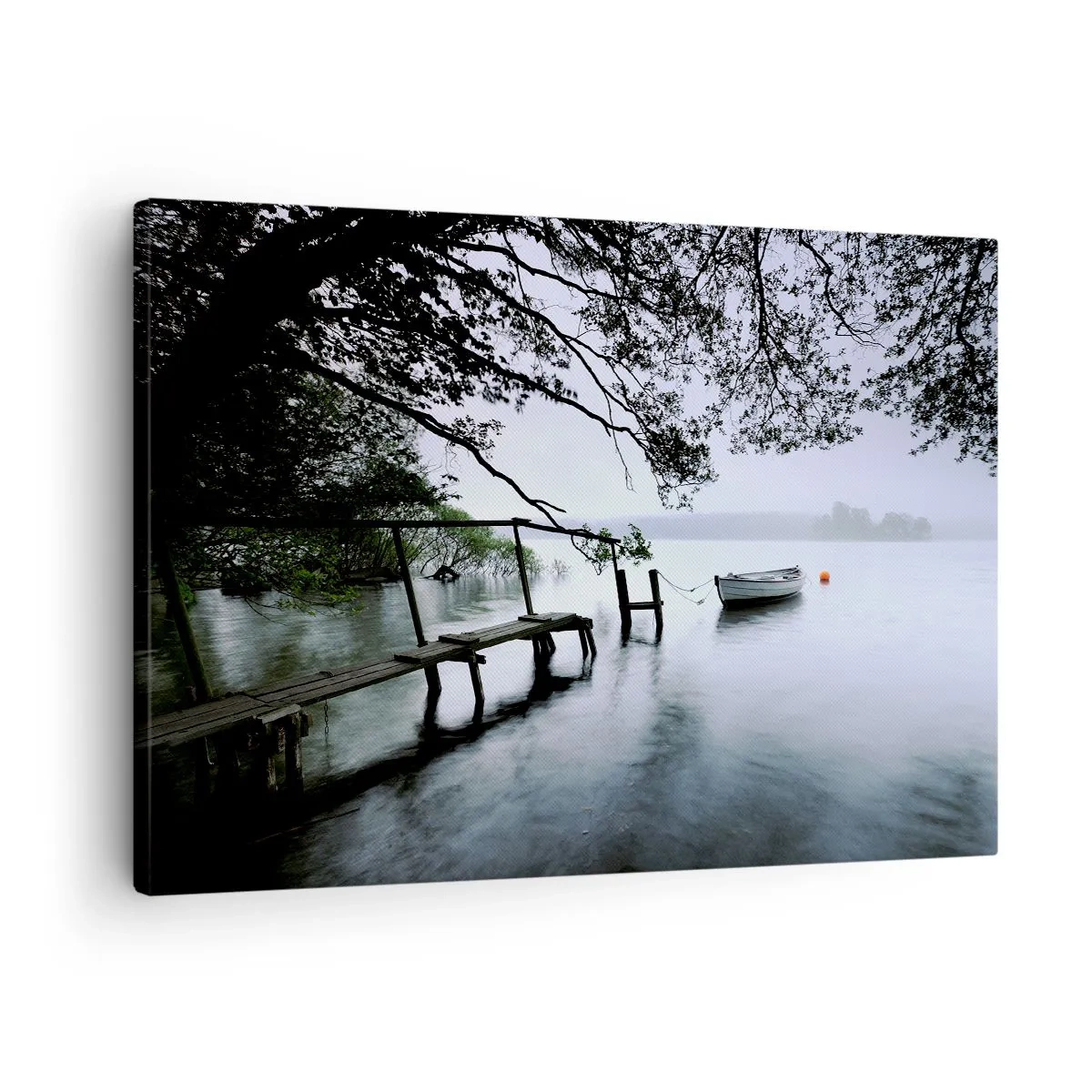 Lærredstryk - Billede på lærred - En mole over vandet med en båd i baggrunden omgivet af et tåget landskab - 70x50cm - Du hviler allerede - Moderne vægdekoration til stue og soveværelse ARTTOR
