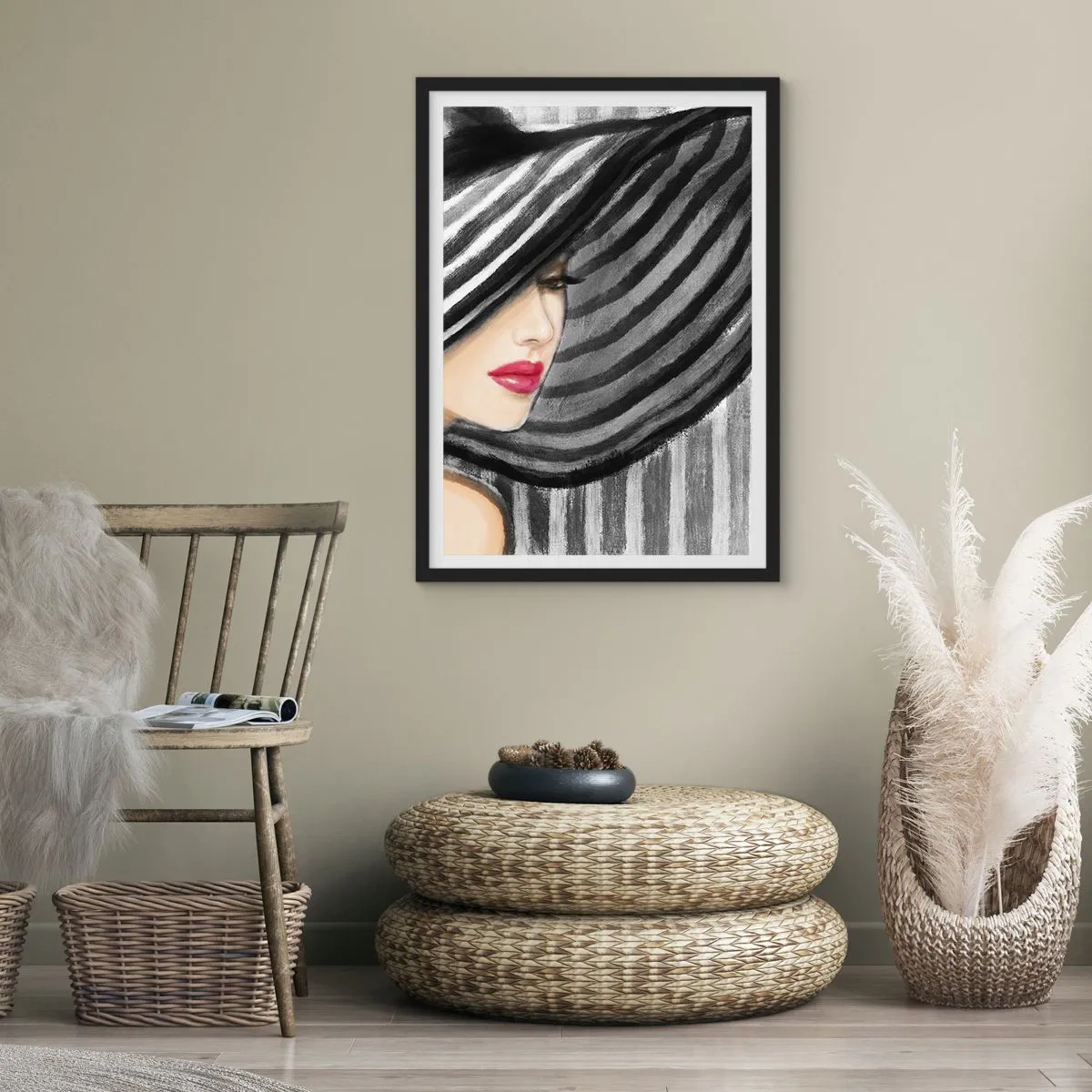 Plakat i sort ramme - En kvinde i en bred hat med røde læber - 50x70cm - Hvor kan jeg finde dig? - Moderne vægdekoration til stue og soveværelse ARTTOR