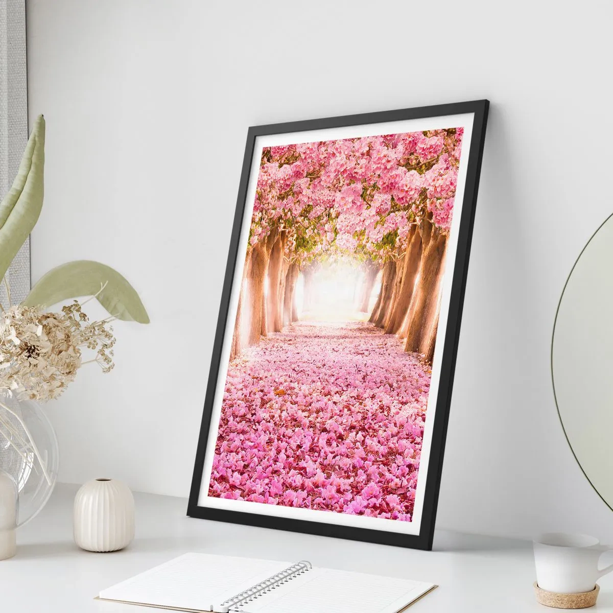 Plakat i sort ramme - En allé af kirsebærtræer med et lyserødt blomstertæppe - 50x70cm - Vejen til paradis - Moderne vægdekoration til stue og soveværelse ARTTOR