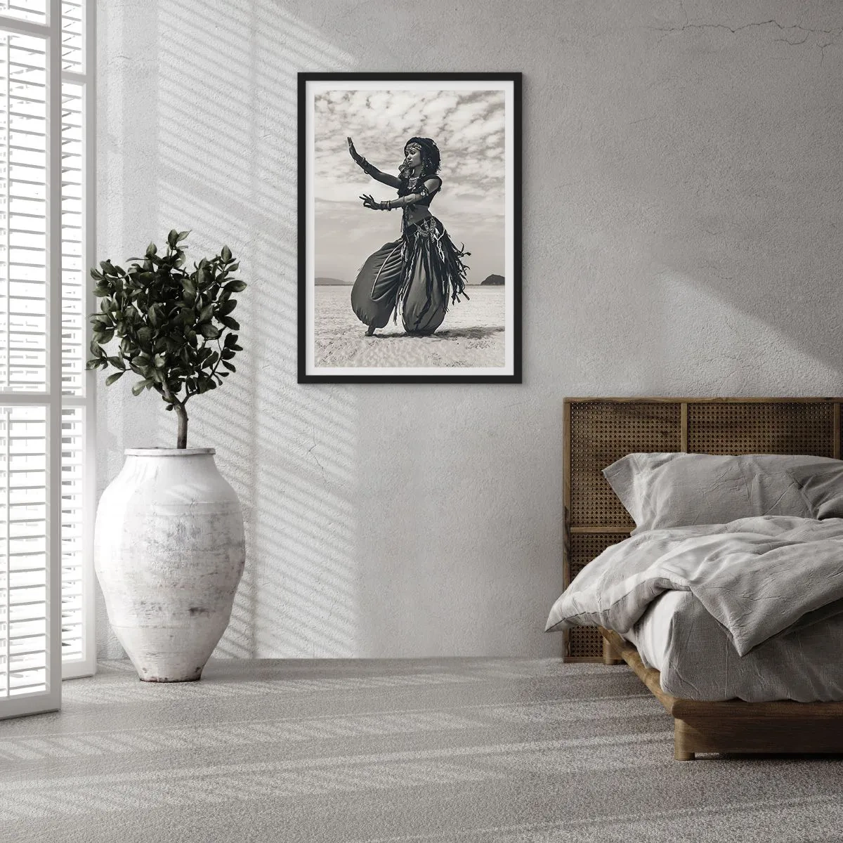 Plakat i sort ramme - En etnisk danser mod et ørkenlandskab - 50x70cm - Dans på de sydlige øer - Moderne vægdekoration til stue og soveværelse ARTTOR
