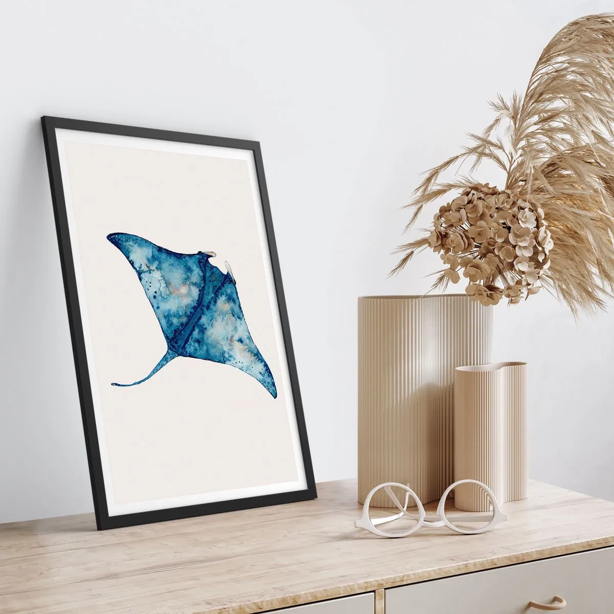 Plakat i sort ramme - Tegning af en pilrokke i blå nuancer - 50x70cm - Liv i blåt - Moderne vægdekoration til stue og soveværelse ARTTOR