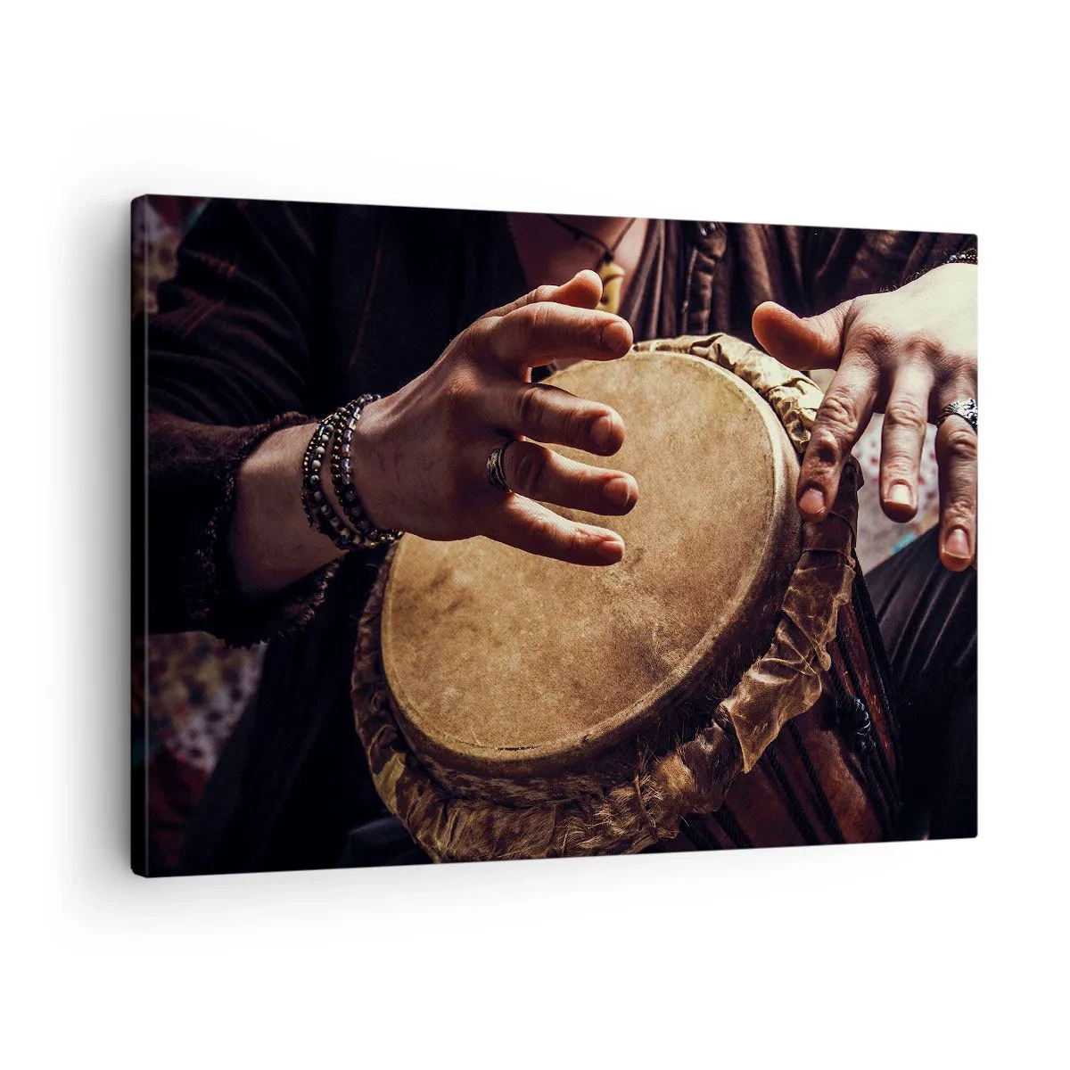 Lærredstryk - Billede på lærred - Hænder spiller på en traditionel djembe-tromme - 70x50cm - I hjertets rytme - Moderne vægdekoration til stue og soveværelse ARTTOR