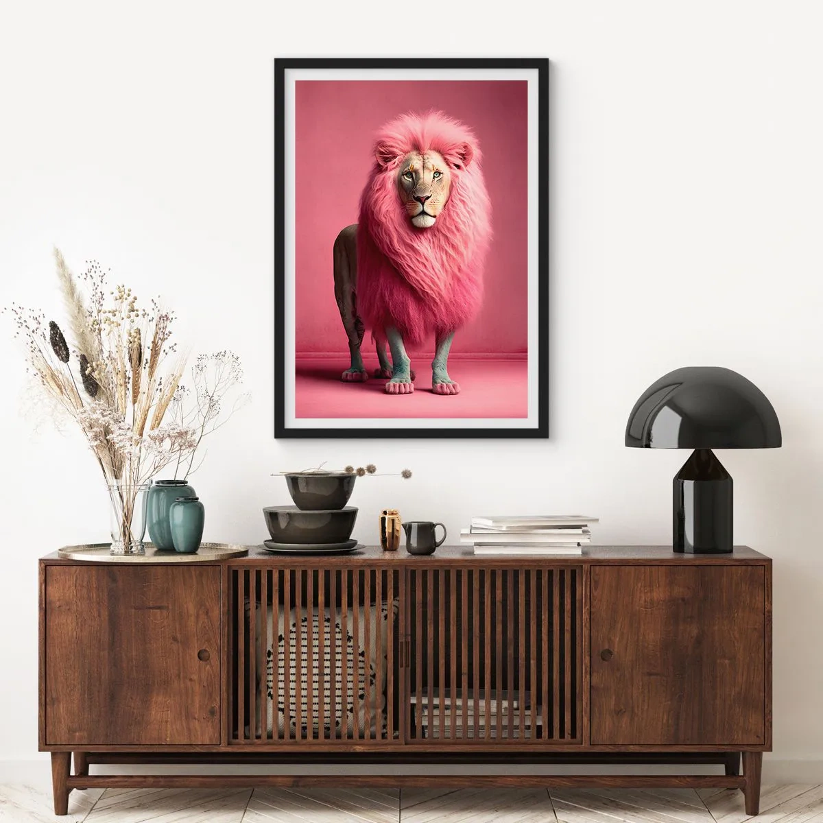 Plakat i sort ramme - En løve med en lyserød manke på en lyserød baggrund - 50x70cm - Og du er ikke længere bange - Moderne vægdekoration til stue og soveværelse ARTTOR