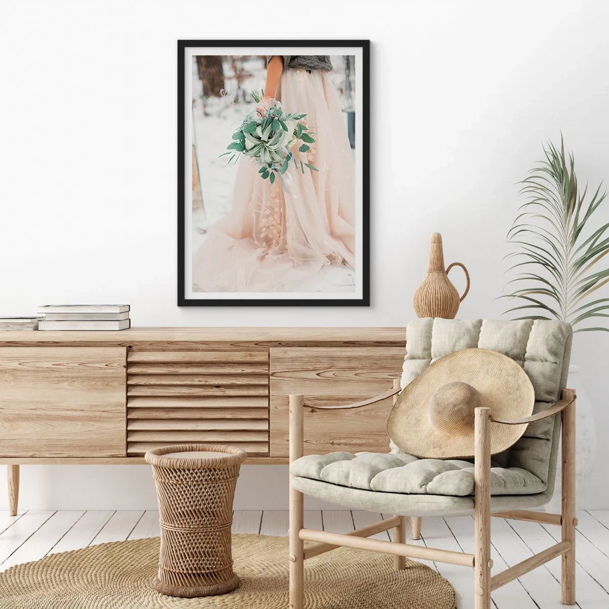 Plakat i sort ramme - En brud i en beige kjole holder en buket i sneen - 50x70cm - Og de levede lykkeligt til deres dages ende - Moderne vægdekoration til stue og soveværelse ARTTOR