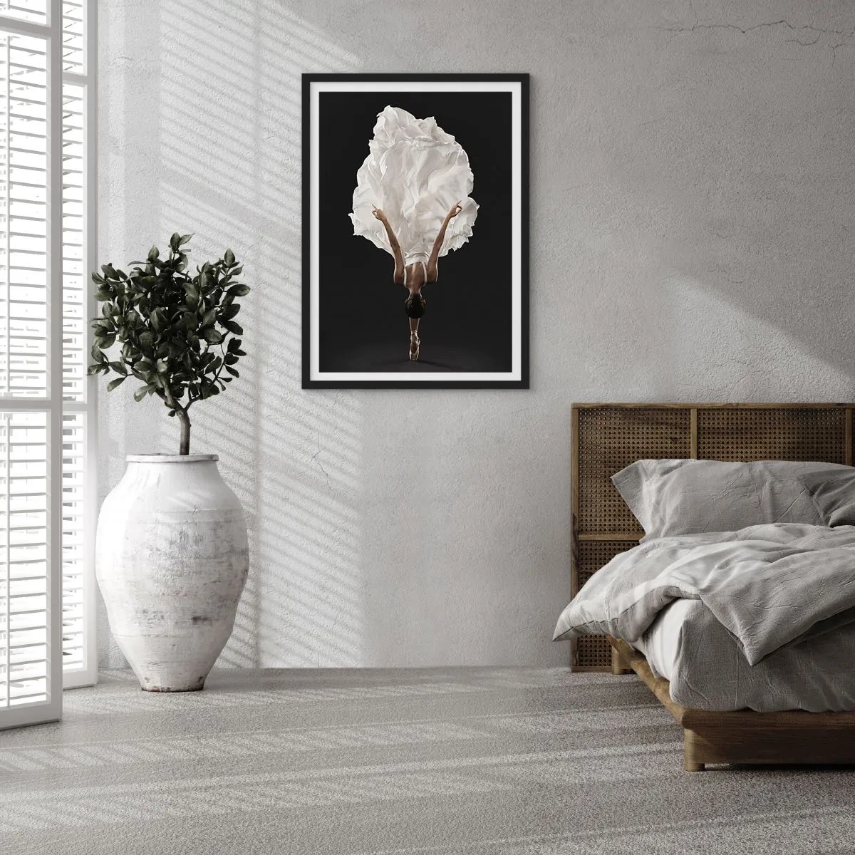 Plakat i sort ramme - En danser i en hvid kjole svæver i luften mod en sort baggrund - 50x70cm - Usædvanlige baner - Moderne vægdekoration til stue og soveværelse ARTTOR