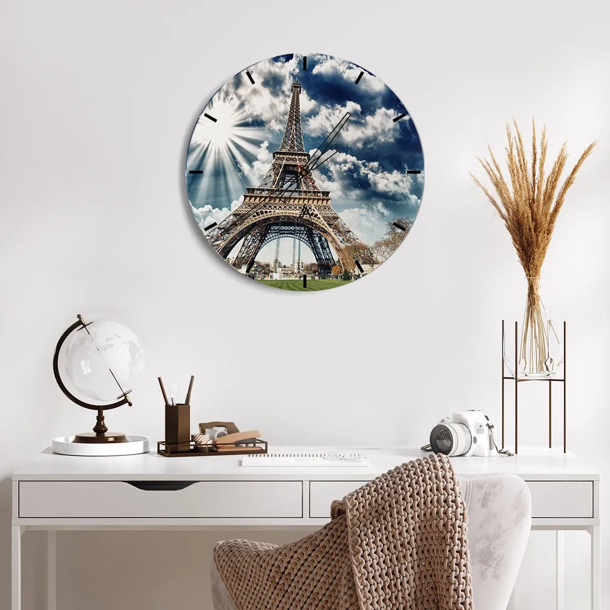 Vægur, Uret - Eiffeltårnet mod himlen med solstråler - 30x30cm - Den eneste af sin art under solen - Moderne vægdekoration til stue, køkken og soveværelse ARTTOR