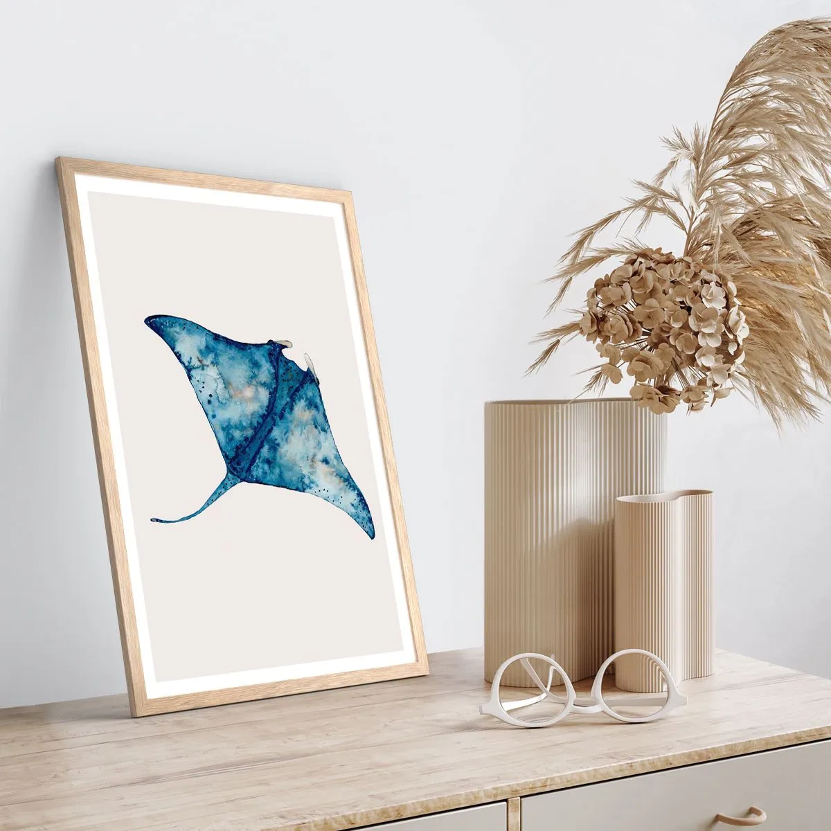 Plakat i ramme af lyst egetræ - Liv i blåt - 30x40 cm
