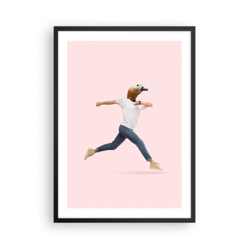 Plakat i sort ramme - En løbende figur med et fuglehoved på en lyserød baggrund - 50x70cm - En knivspids absurditet - Moderne vægdekoration til stue og soveværelse ARTTOR