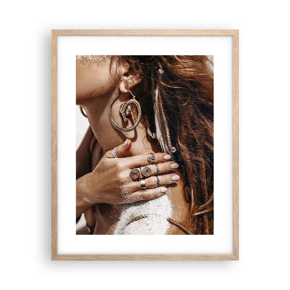 Plakat i ramme af lyst egetræ - Dronning af den vilde strand - 40x50 cm