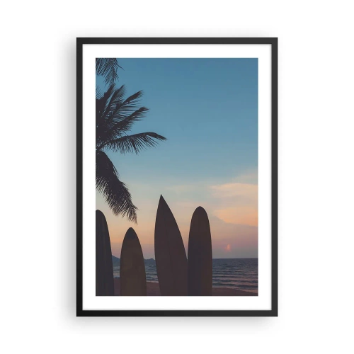 Plakat i sort ramme - Surfbrætter på stranden med en solnedgang og palmer i baggrunden - 50x70cm - I morgen bliver også sjovt - Moderne vægdekoration til stue og soveværelse ARTTOR