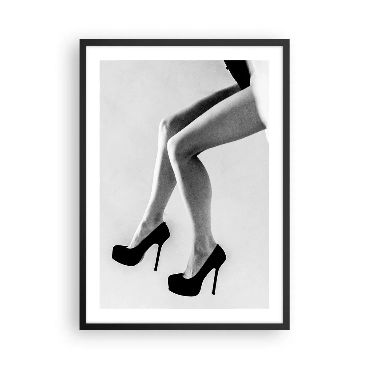 Plakat i sort ramme - Sort-hvidt fotografi af en kvindes ben i høje hæle - 50x70cm - Evig kvindelighed - Moderne vægdekoration til stue og soveværelse ARTTOR