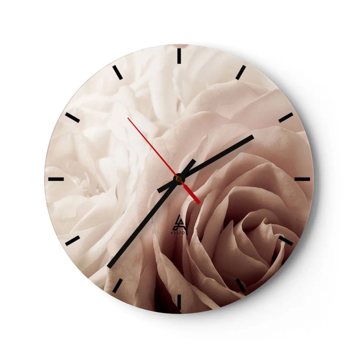 Vægur, Uret - Et nærbillede af sarte rosenblade i nuancer af beige og lyserød. - 30x30cm - I rosens hjerte - Moderne vægdekoration til stue, køkken og soveværelse ARTTOR