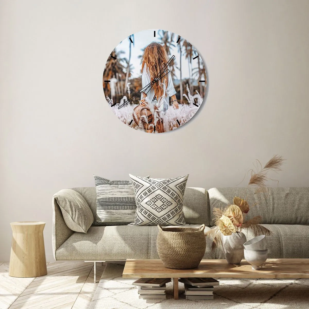 Vægur, Uret - En kvinde i en græsmark med palmer i baggrunden - 30x30cm - Født af græsdun - Moderne vægdekoration til stue, køkken og soveværelse ARTTOR