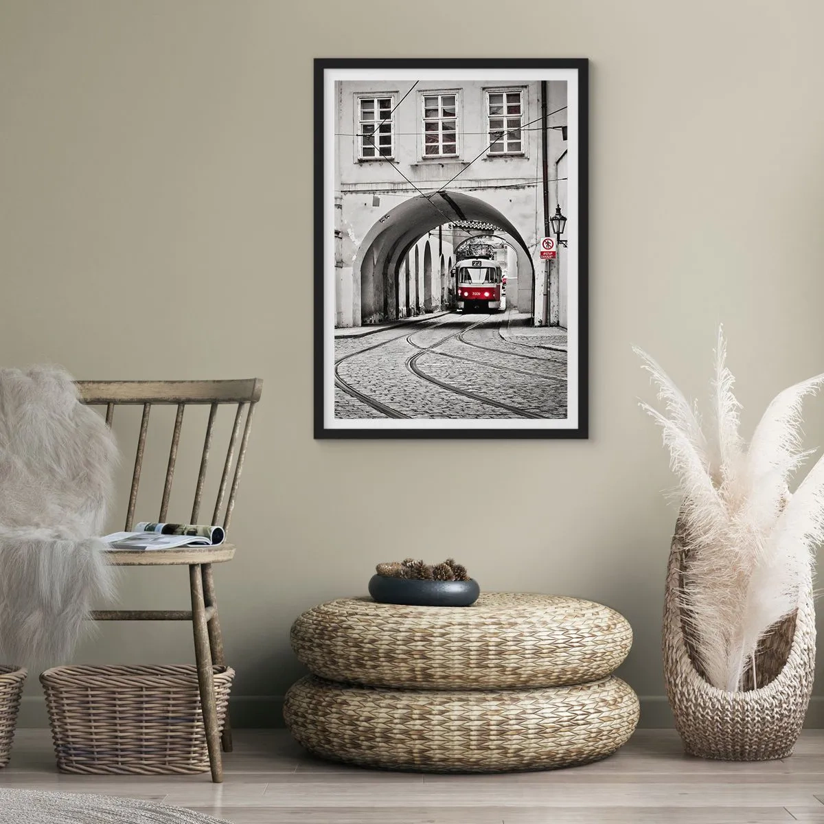 Plakat i sort ramme - Rød sporvogn i sort-hvid omgivelser - 50x70cm - Gennem byens labyrint - Moderne vægdekoration til stue og soveværelse ARTTOR