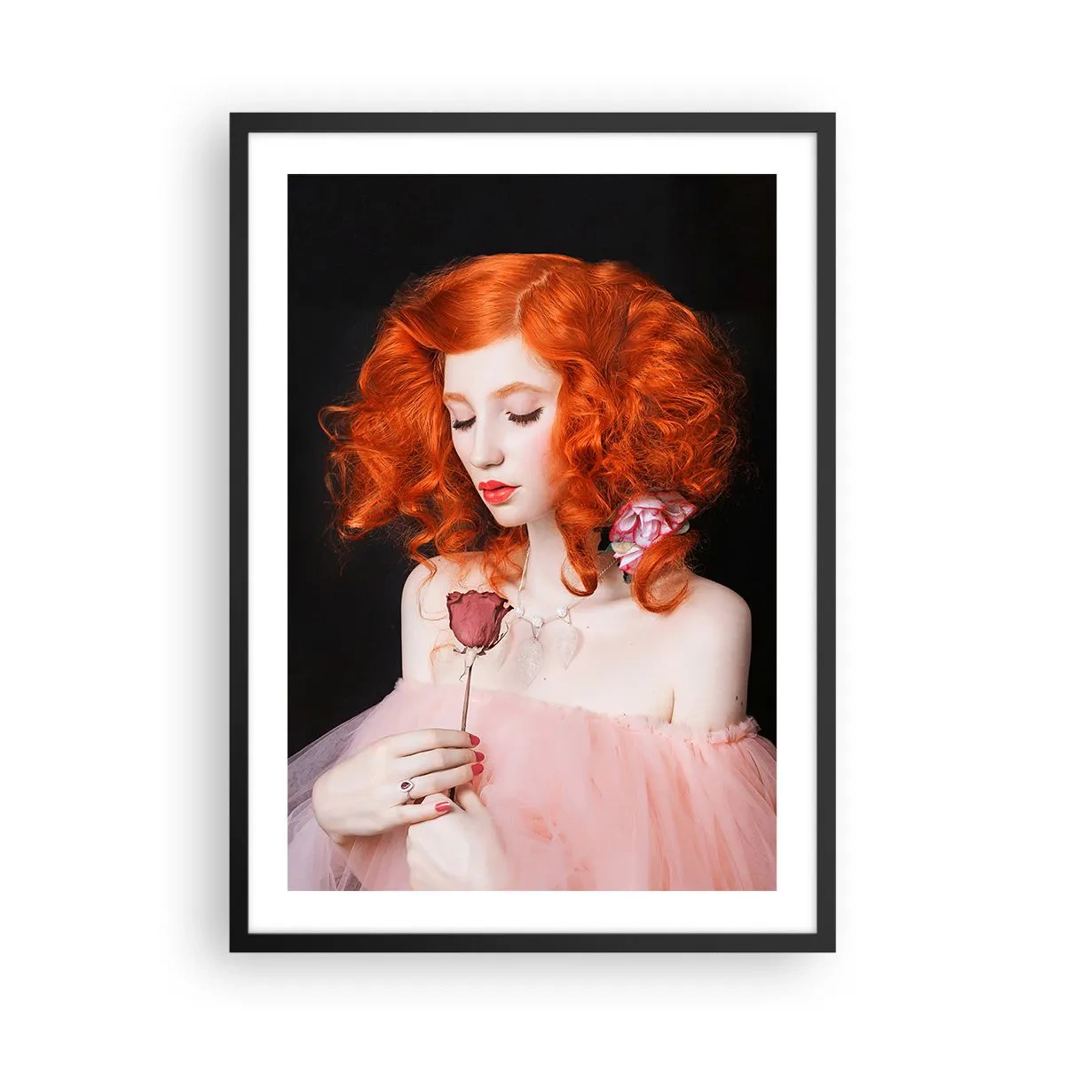Plakat i sort ramme - Portræt af en rødhåret kvinde med en rose mod en sort baggrund - 50x70cm - I barokstil - Moderne vægdekoration til stue og soveværelse ARTTOR
