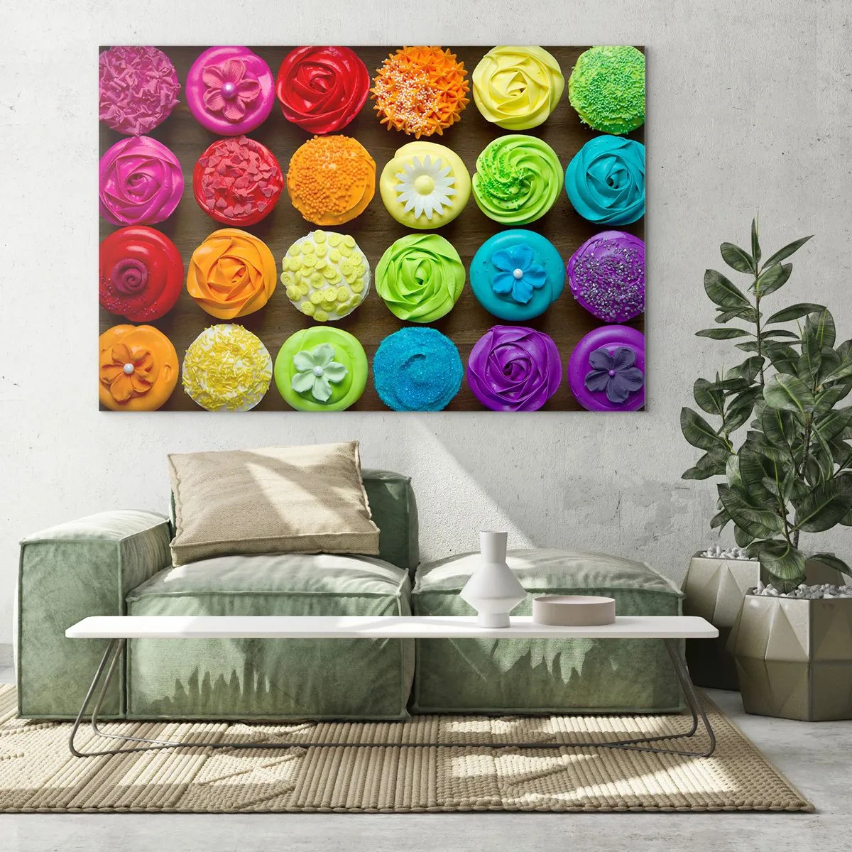 Billede på glas - Farverige cupcakes med pynt på en træbaggrund - 70x50cm - Alle er forskellige - alle er lækre - Moderne vægdekoration til stue og soveværelse ARTTOR