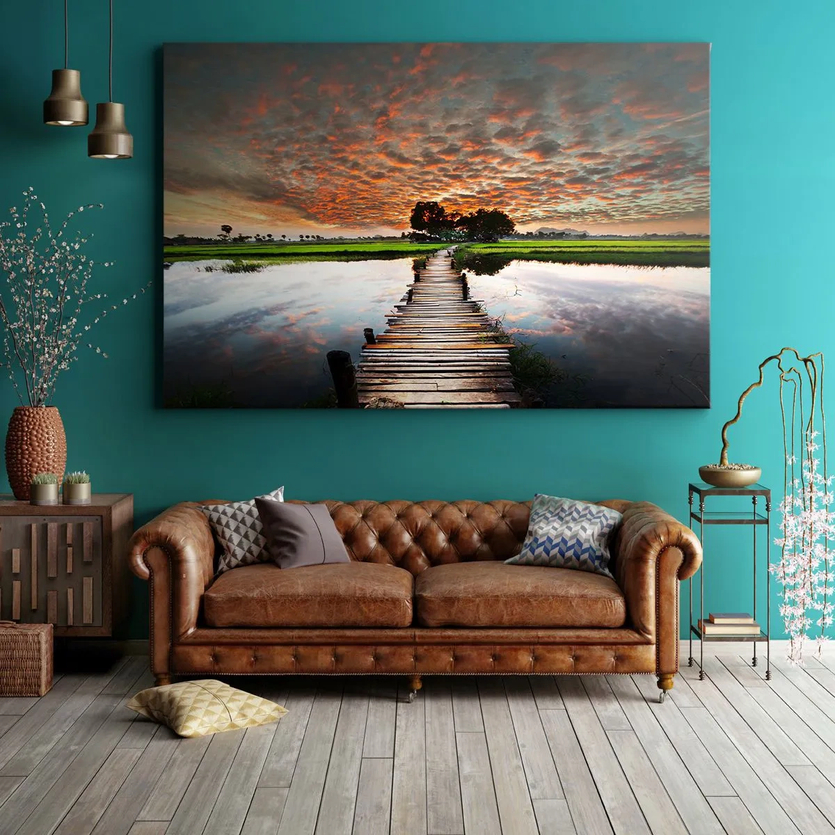 Lærredstryk - Billede på lærred - Træbro over vandet ved solnedgang - 70x50cm - Spred armene – træk vejret  - Moderne vægdekoration til stue og soveværelse ARTTOR