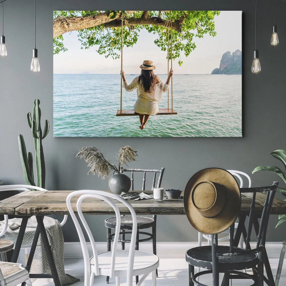 Lærredstryk - Billede på lærred - Kvinde på en gynge ved havet i et tropisk landskab - 70x50cm - Livet er smukt - Moderne vægdekoration til stue og soveværelse ARTTOR