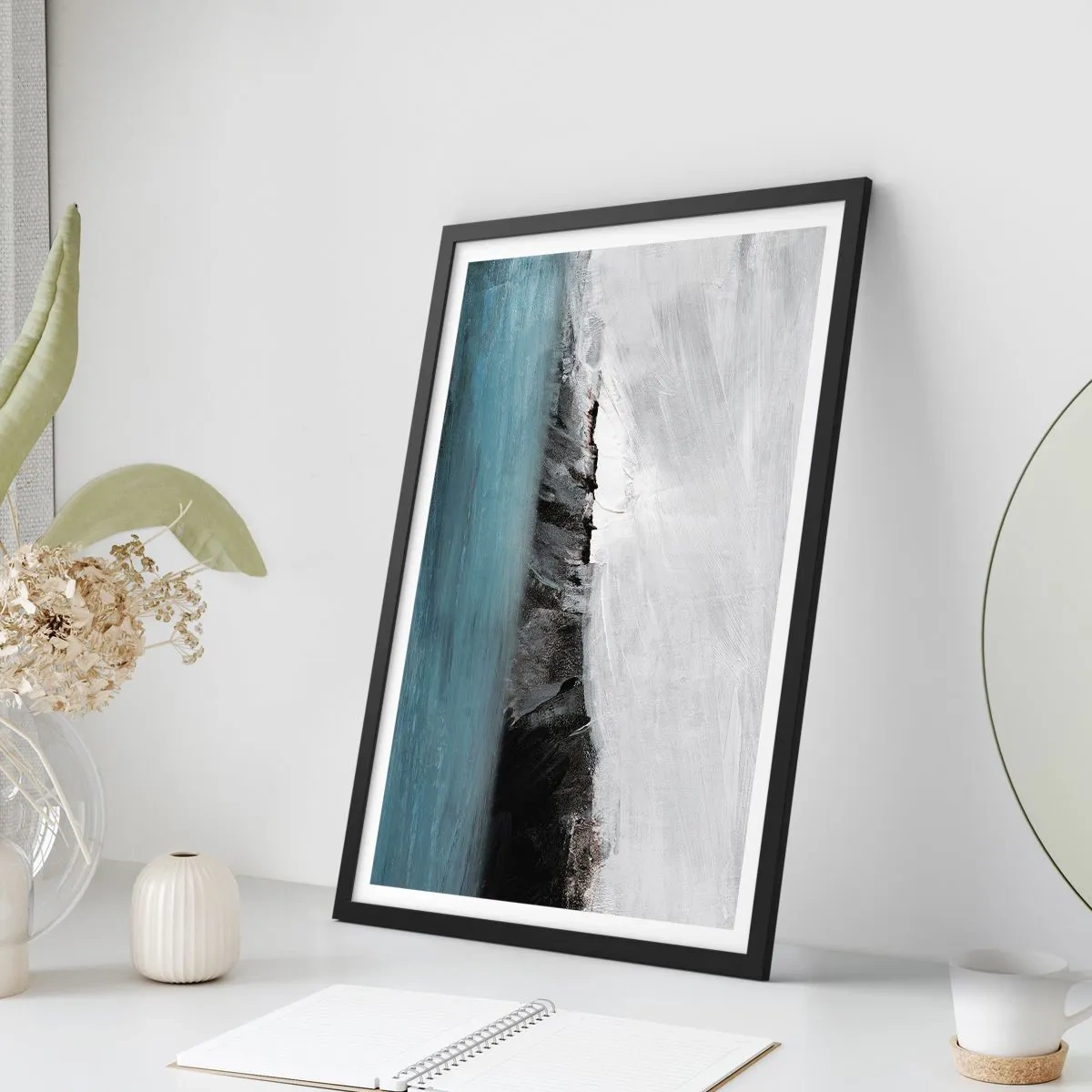 Plakat i sort ramme - Abstrakt komposition af en klippekyst og et hav - 50x70cm - Vand - jord: et sammenstød mellem elementerne - Moderne vægdekoration til stue og soveværelse ARTTOR