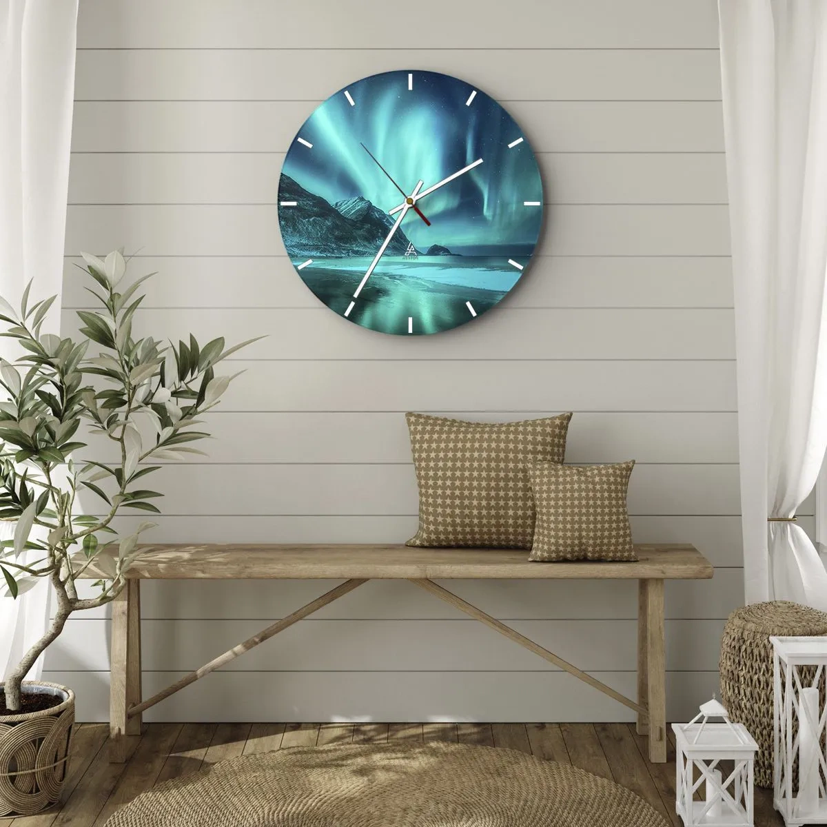 Vægur, Uret - Aurora Borealis over den bjergrige kyst om natten - 30x30cm - Nordens vidundere - Moderne vægdekoration til stue, køkken og soveværelse ARTTOR