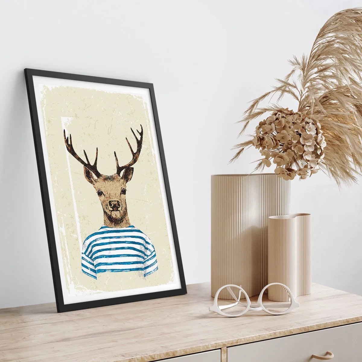 Plakat i sort ramme - Grafik af en hjort i sømandstøj - 50x70cm - Fordi jeg kan lide stribede skjorter! - Moderne vægdekoration til stue og soveværelse ARTTOR