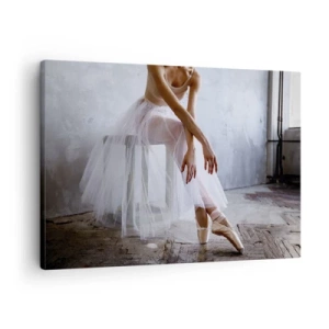 Lærredstryk - Billede på lærred - En ballerina i en delikat positur mod en industriel baggrund - 70x50cm - Før rampelysene skinner - Moderne vægdekoration til stue og soveværelse ARTTOR