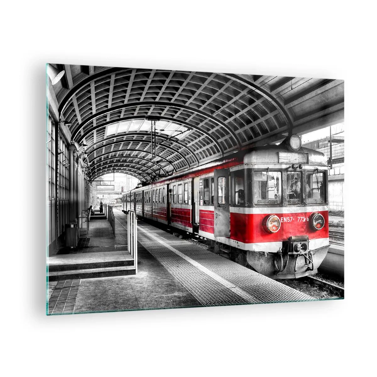Billede på glas - Rødt tog på stationen under et tag - 70x50cm - Måske en rejse for livet? - Moderne vægdekoration til stue og soveværelse ARTTOR