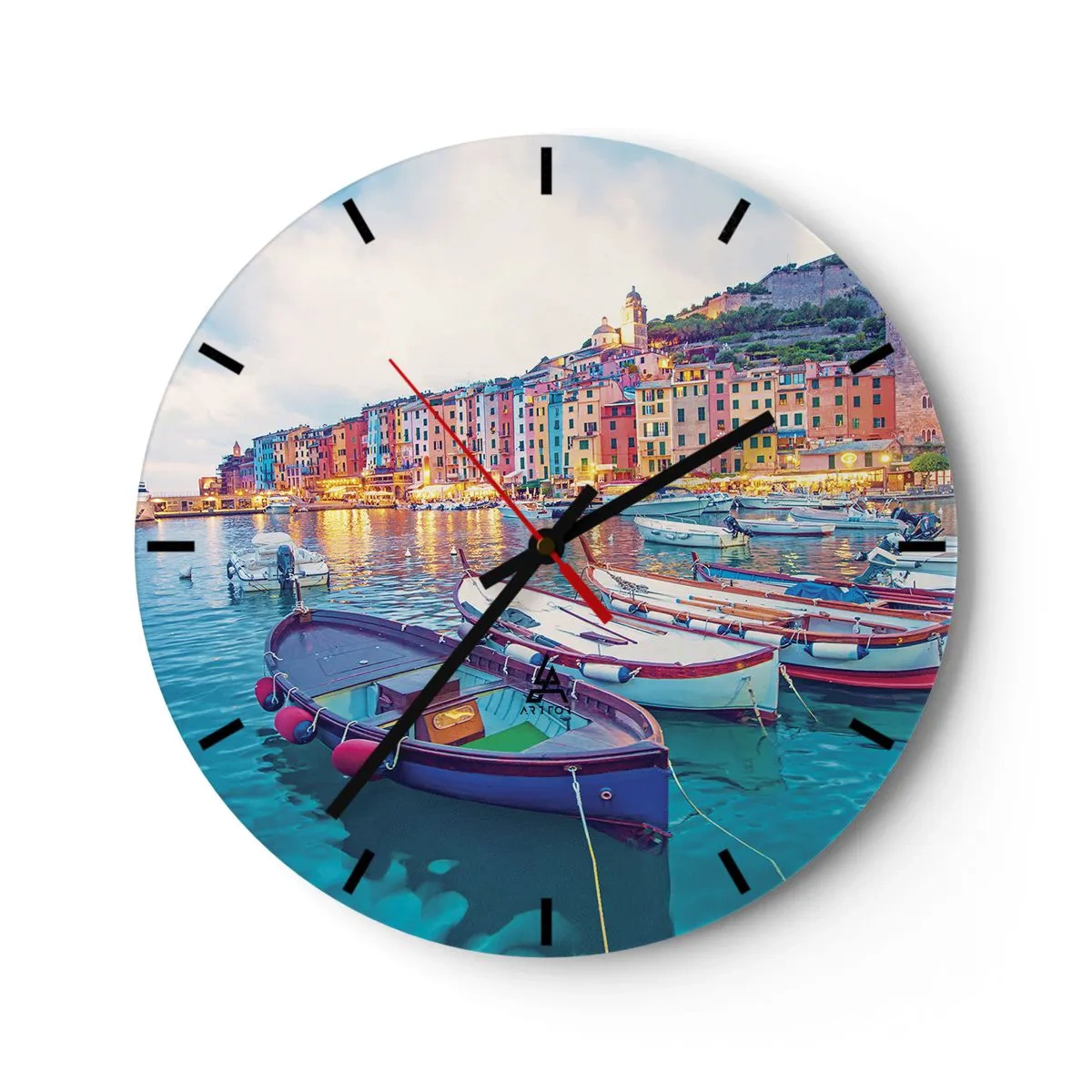 Vægur, Uret - Farverig kysthavn med både ved solnedgang - 30x30cm - En farverig aften i havnen - Moderne vægdekoration til stue, køkken og soveværelse ARTTOR