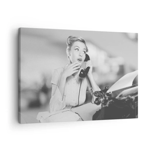 Lærredstryk - Billede på lærred - En kvinde taler i telefon ved en skrivemaskine - 70x50cm - Hej, vi er i 1950'erne. - Moderne vægdekoration til stue og soveværelse ARTTOR