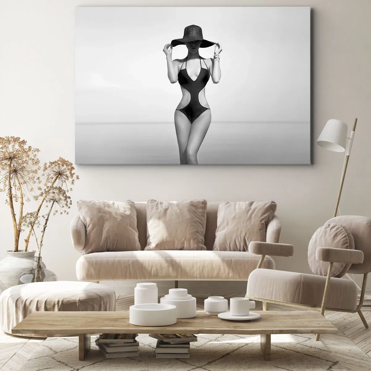 Lærredstryk - Billede på lærred - Sort og hvid silhuet af en kvinde i en hat mod havets baggrund - 70x50cm - Mit navn er Elegance - Moderne vægdekoration til stue og soveværelse ARTTOR