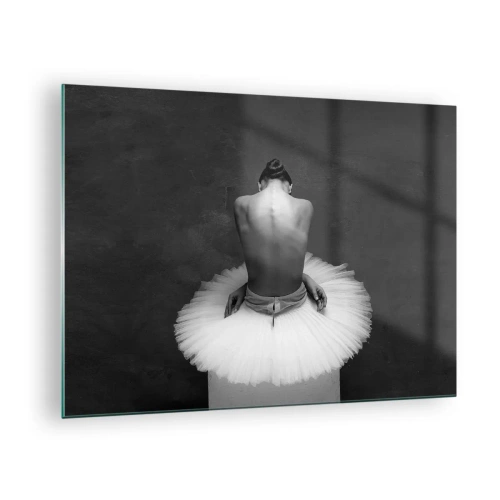 Billede på glas - En siddende ballerina i et tylskørt mod en skygge - 70x50cm - Blomstrer nu - Moderne vægdekoration til stue og soveværelse ARTTOR