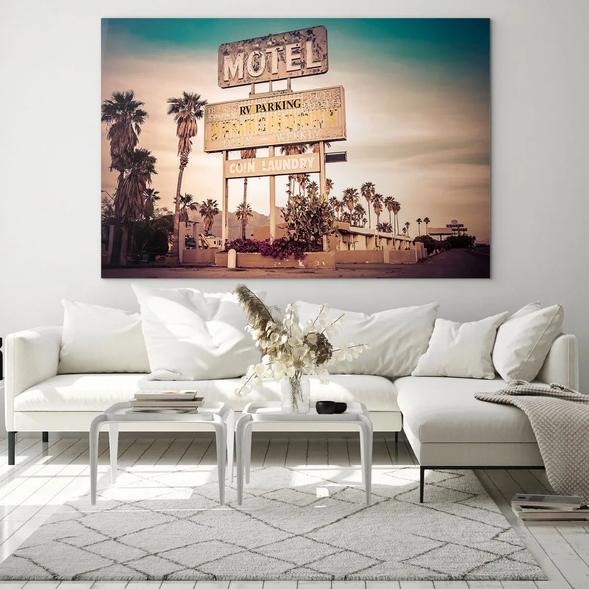 Billede på glas - Et gammelt motelskilt omgivet af palmer skaber en retro-stemning - 70x50cm - Her er tiden standset - Moderne vægdekoration til stue og soveværelse ARTTOR