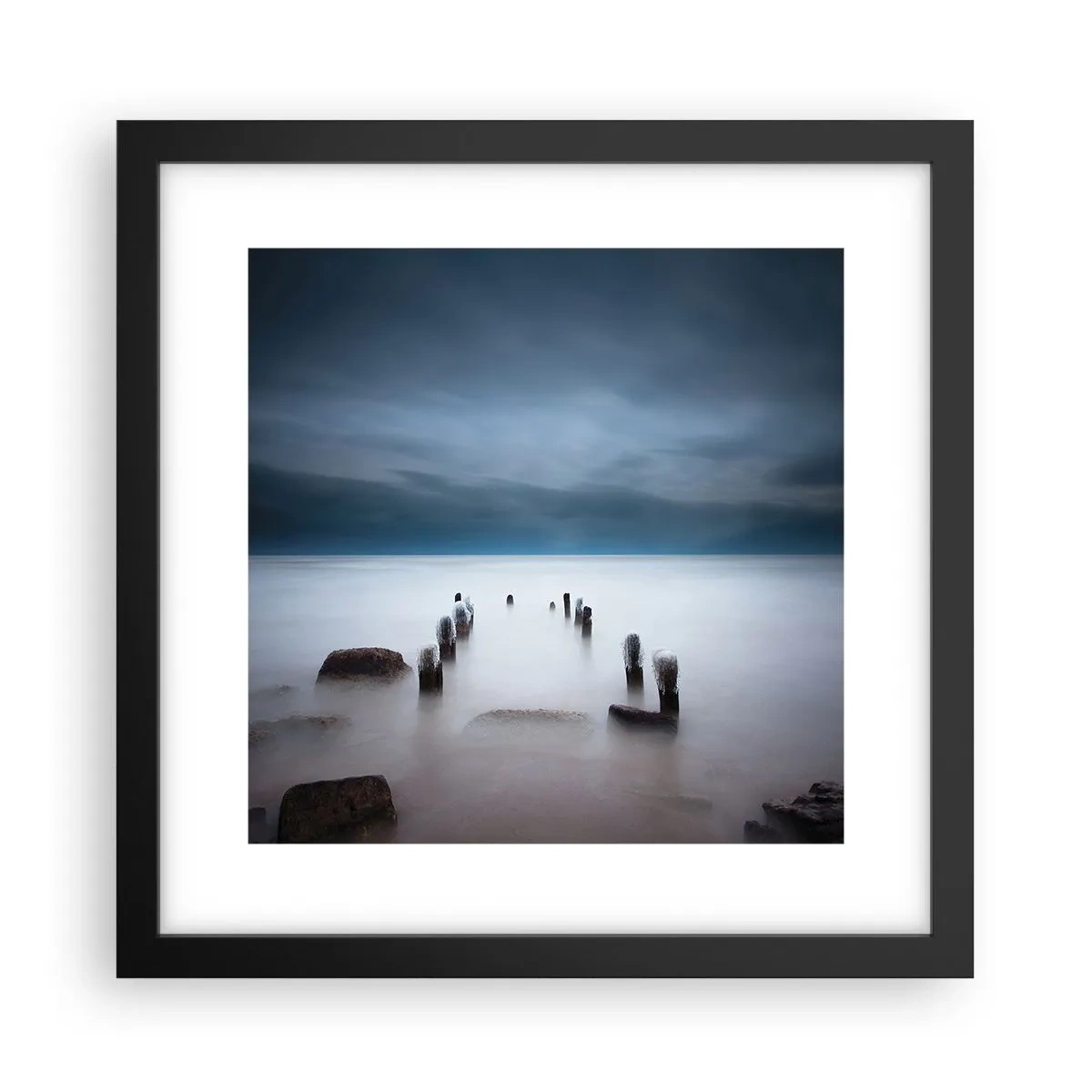 Plakat i sort ramme - En betænksom sø - 30x30 cm