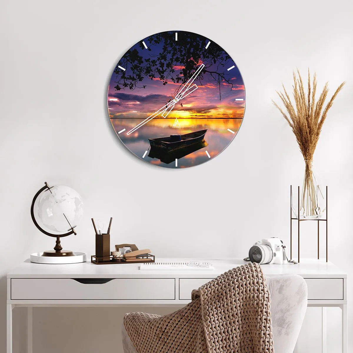 Vægur, Uret - "Det ser ud til, at du hænger midt på himlen..." - 30x30 cm