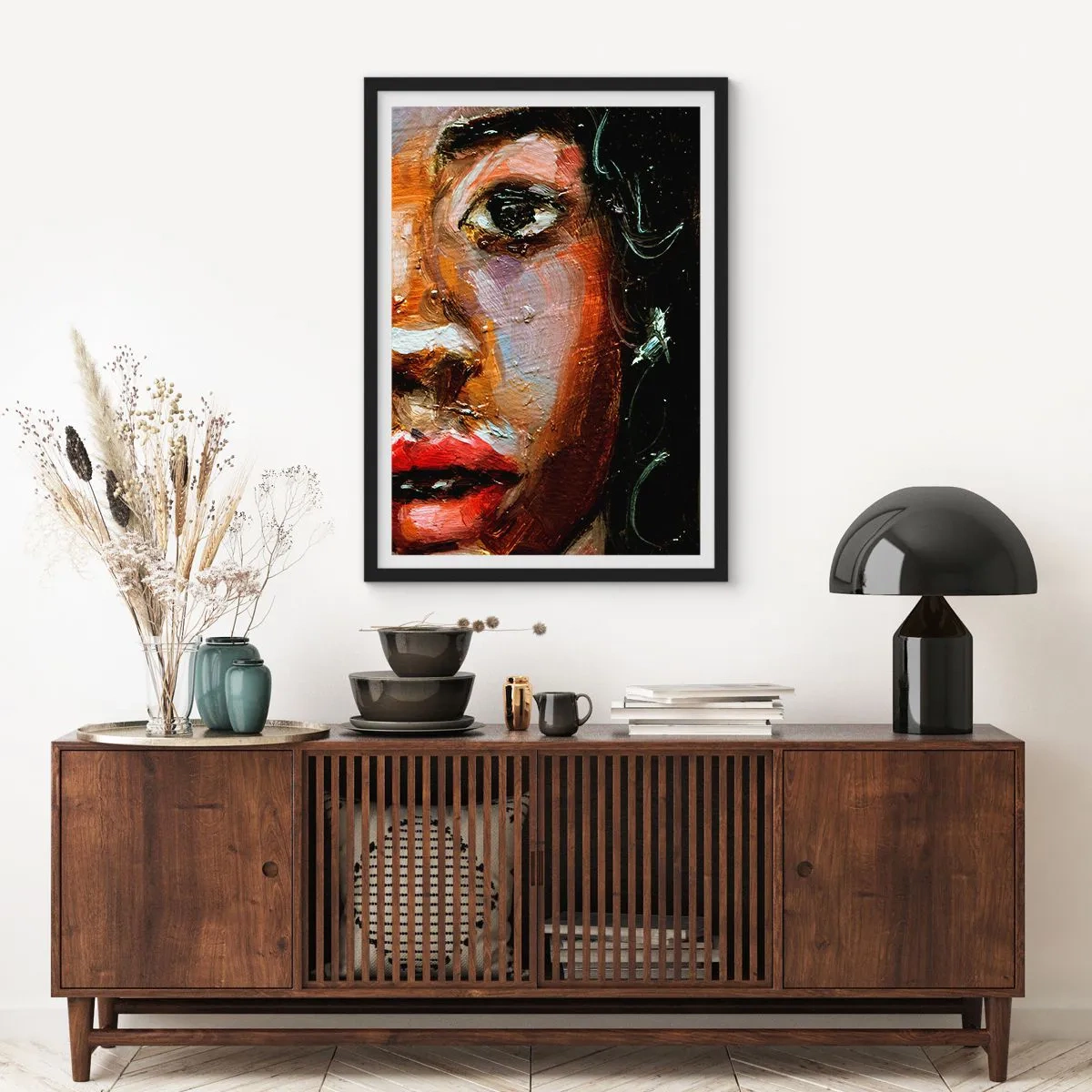 Plakat i sort ramme - Et abstrakt portræt af en kvinde i intense farver med et udtryksfuldt øje. - 50x70cm - Sort og glitter - Moderne vægdekoration til stue og soveværelse ARTTOR