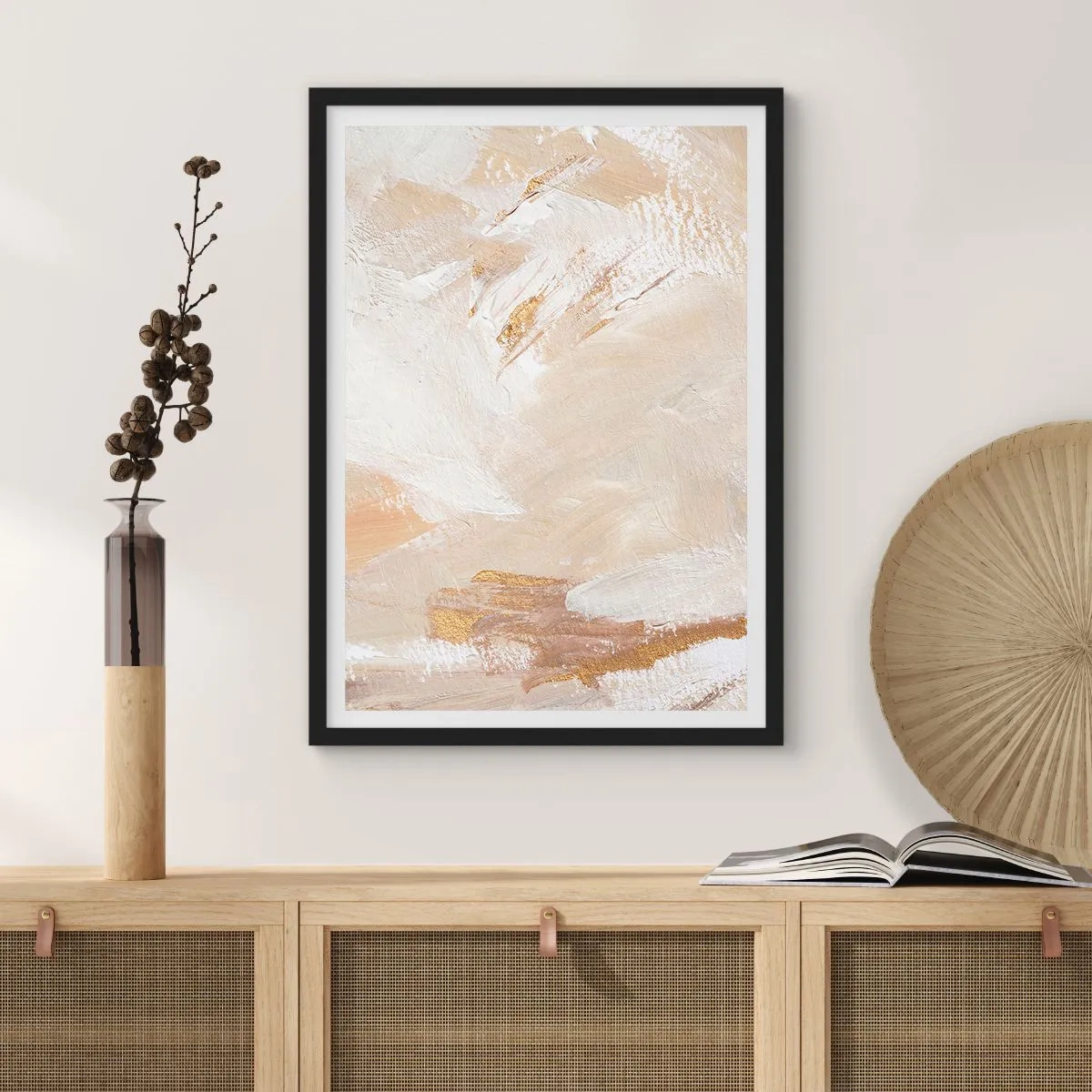 Plakat i sort ramme - Abstrakte penselstrøg i beige og guld - 50x70cm - Pastelkomposition - Moderne vægdekoration til stue og soveværelse ARTTOR