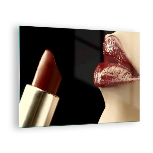 Billede på glas - Sensuelle læber med karmosinrød læbestift på en mørk baggrund - 70x50cm - Karminrødt farves sanselighed og udstråling - Moderne vægdekoration til stue og soveværelse ARTTOR